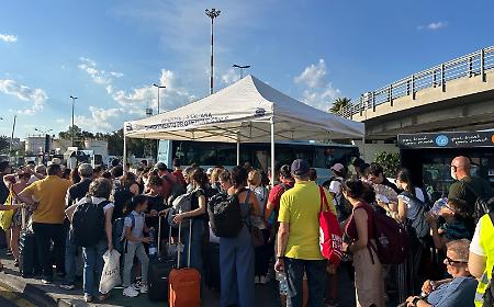 Cenere dell'Etna, &egrave; blocco totale all'aeroporto di Catania: voli fermi fino alle 10 di domani, tende da campo e acqua per i passeggeri