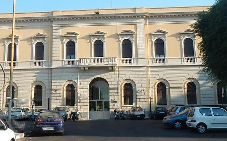Follia a Piazza Lanza, detenuto aggredisce gli agenti: in tre al pronto soccorso