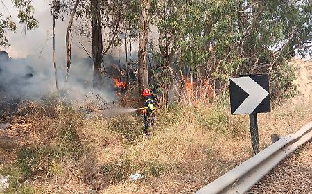 Il fuoco minaccia le abitazioni di Butera: &egrave;allarmeIl fuoco minaccia le abitazioni di Butera