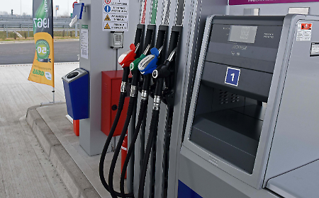 Carburanti sopra i 2 euro in autostrada: i consumatori chiedono un nuovo taglio delle accise