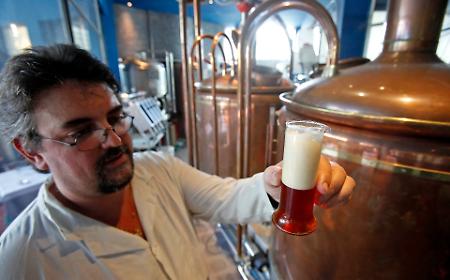 Dieci anni di schiuma e passione: la birra artigianale italiana brinda al traguardo