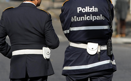 Vigile urbano aggredito a Catania mentre sanziona auto in sosta vietata: giovane bloccato e denunciato