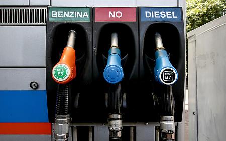 Il prezzo del greggio in picchiata: lo Stretto di Hormuz respira, ma la tregua resta appesa a un filo