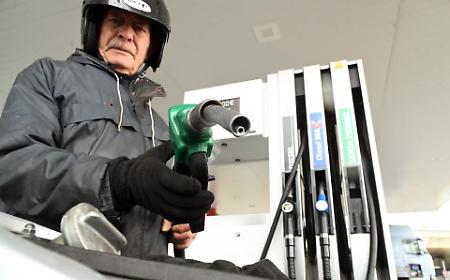 Il gasolio torna a 2,100 euro al litro: il taglio delle accise perde efficacia e monta la protesta