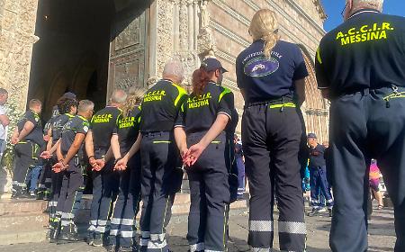 Messina piange Alessandra Frazzica, 21 anni: applausi e palloncini viola al Duomo per le vittime del crollo