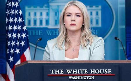 Karoline Leavitt lascia l'incarico di portavoce di Trump: c'&egrave; ipotizza la rabbia per essere stata lasciata sull'aereo esca