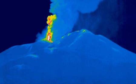 Etna, la tregua &egrave; gi&agrave; finita: nella notte riprese attivit&agrave; esplosiva e produzione di cenere dalla Voragine