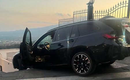 Turista scambia una scalinata per una discesa e resta "appesa" sull'auto