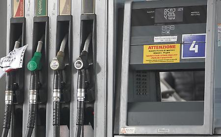 La stangata del controesodo: benzina e gasolio a livelli record mentre scade il taglio delle accise