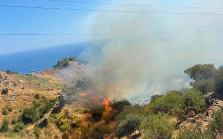 Sospetto di dolo per l'incendio di Matrissa, De Luca: &laquo;Ecco la condanna esemplare per i piromani&raquo;