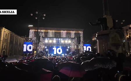 Capodanno in piazza Duomo a Catania: oltre ottomila sotto la pioggia tra musica. Il video