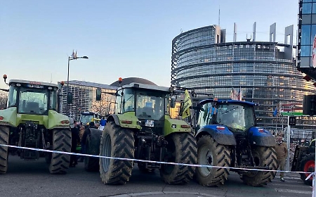 I trattori (anche siciliani) tornano a occupare Bruxelles, agricoltori in protesta contro l'accordo col Mercosur
