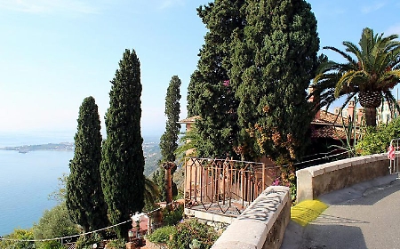 Taormina avr&agrave; una bella passeggiata panoramica
