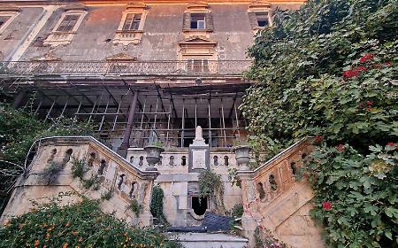 Dentro l&rsquo;ex ospedale Santa Marta, tra degrado e documenti abbandonati. Le immagini