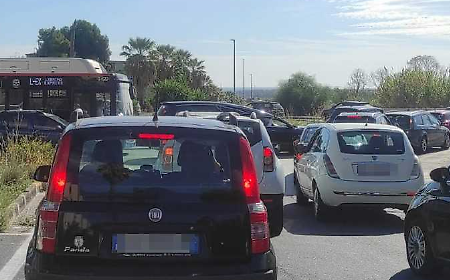 Caos in viale Biagio Pecorino per le auto in doppia fila. La promessa: &laquo;Subito interventi&raquo;