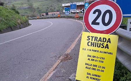 Via al cantiere notturno sul ponte S. Giuliano