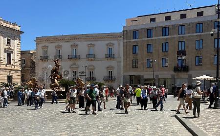Guide turistiche abusive, a Siracusa scattano i controlli con QR code: 13 sanzioni