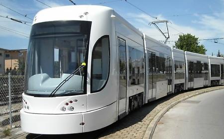 Il tram a Palermo, due vetture arrivano prima dei binari: il piano per mantenere la flotta