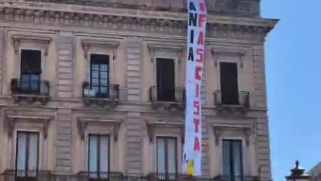 Striscione "Catania antifascista" srotolato dalla storica sede del Movimento Sociale Italiano