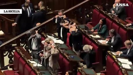 Delmastro, negato l'uso delle chat: il video delle proteste di Avs e M5s