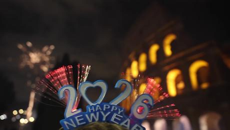 Capodanno: lo spettacolo dei fuochi d'artificio davanti al Colosseo