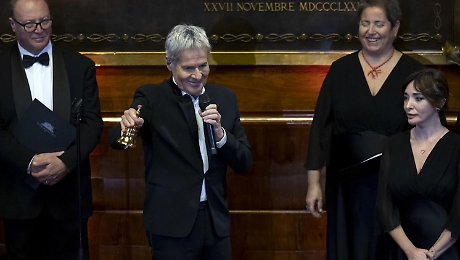 Claudio Baglioni incanta Palazzo Madama: tre capolavori, omaggio ai 2.500 anni di Napoli e la martinella al cantante