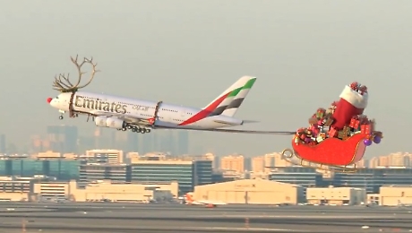 Il volo Emirates A380 decolla con la slitta di Babbo Natale: il video AI con milioni di visualizzazioni