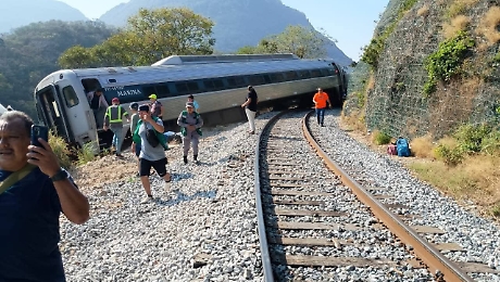Deraglia il treno Interoceanico in Messico: il video dei soccorritori carrozze in un burrone