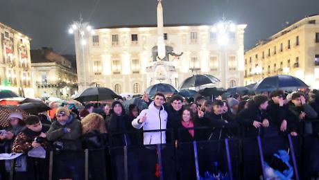 Capodanno in piazza Duomo a Catania: oltre ottomila sotto la pioggia tra musica. Il video