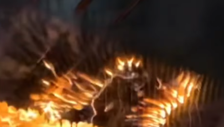 Crans Montana: in un video le prime fiamme sul tetto del locale tra balli, foto e cori