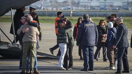 Milano, atterrate a Linate le salme delle vittime italiane della tragedia di Crans-Montana