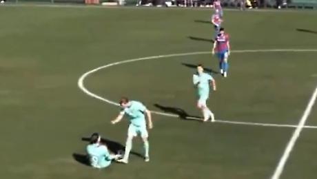 Rincorre il compagno di squadra e lo abbatte con una spallata: il video di Kevin Behrens che perde la testa in amichevole 