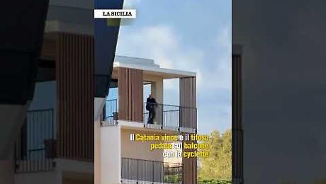 Il Catania vince e il tifoso pedala sul balcone con la cyclette