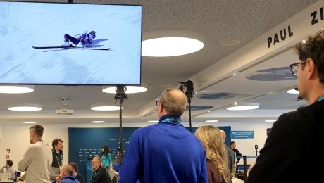 Milano Cortina, la spaventosa caduta di Lindsey Vonn nella libera femminile