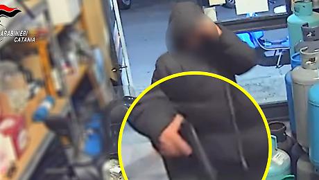 Terrore in via Ughetti, rapina a mano armata in una rivendita di bombole: arrestato 42enne