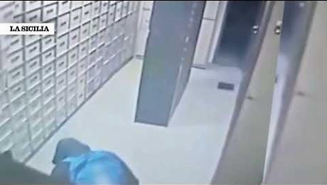 Ladro resta intrappolato nel caveau di una banca: liberato dai vigili del fuoco e arrestato per tentato furto