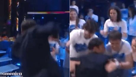 Applausi e sorriso, Sal Da Vinci cade al Teatro Ariston dopo il bis di "Per sempre s&igrave;" a "Domenica In": il video