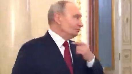 Ma come sta davvero Putin? Il video diffuso per errore dal Cremlino che solleva molti dubbi