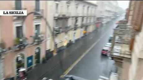 Allagamenti a Catania per il maltempo: via Etnea e piazza Carlo Alberto travolte dalla pioggia