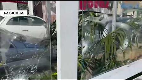 Spari con mitragliatrice contro una rimessa d'auto a Palermo (Video)