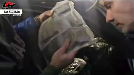 Droga: "tesoretto" da 30 kg nel bagagliaio, arrestato a Catania (Video)