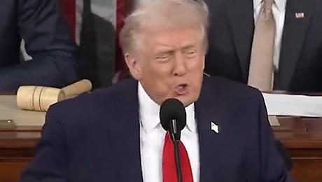 "Vincere, vincere, vincere" per un'ora e in loop di Trump in un video: genio del marketing o cortocircuito presidenziale?