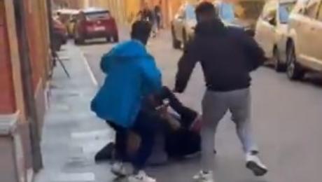La cattura di Salim El Koudri: nel video un gruppo di persone (tra cui due pakistani) che lo bloccano