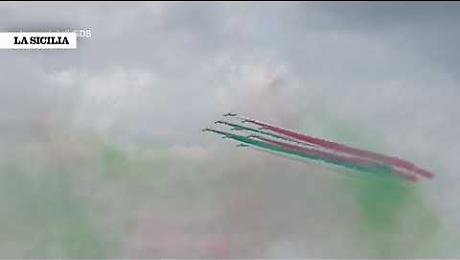 Frecce Tricolori sorvolano Roma per il 2 giugno: scia tricolore nel cielo sopra l'Altare della Patria