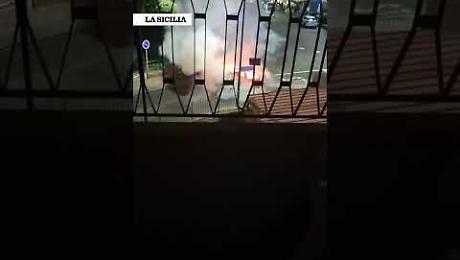 Auto in fiamme la notte scorsa in via XX Settembre a San Gregorio: paura, ma nessun ferito