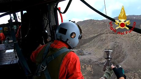 Dall'elicottero fino alla Grotta del Gelo: il video dello spettacolare salvataggio di un escursionista