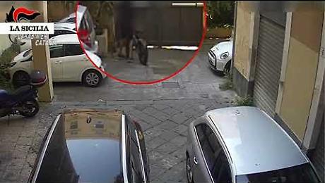 Faceva sparire costose bici elettriche da cortili e androni dei condomini: marocchino denunciato a Catania