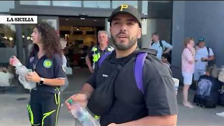 La Protezione civile distribuisce acqua all'aeroporto di Catania: e i viaggiatori bloccati nello scalo ringraziano
