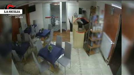 Case vacanze e hotel del centro storico prese di mira da un ladro ma videocamere lo incastrano: denunciato 