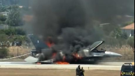F-16 greco in fiamme a Zante, il pilota eroe atterra senza carrello: il video dei soccorsi